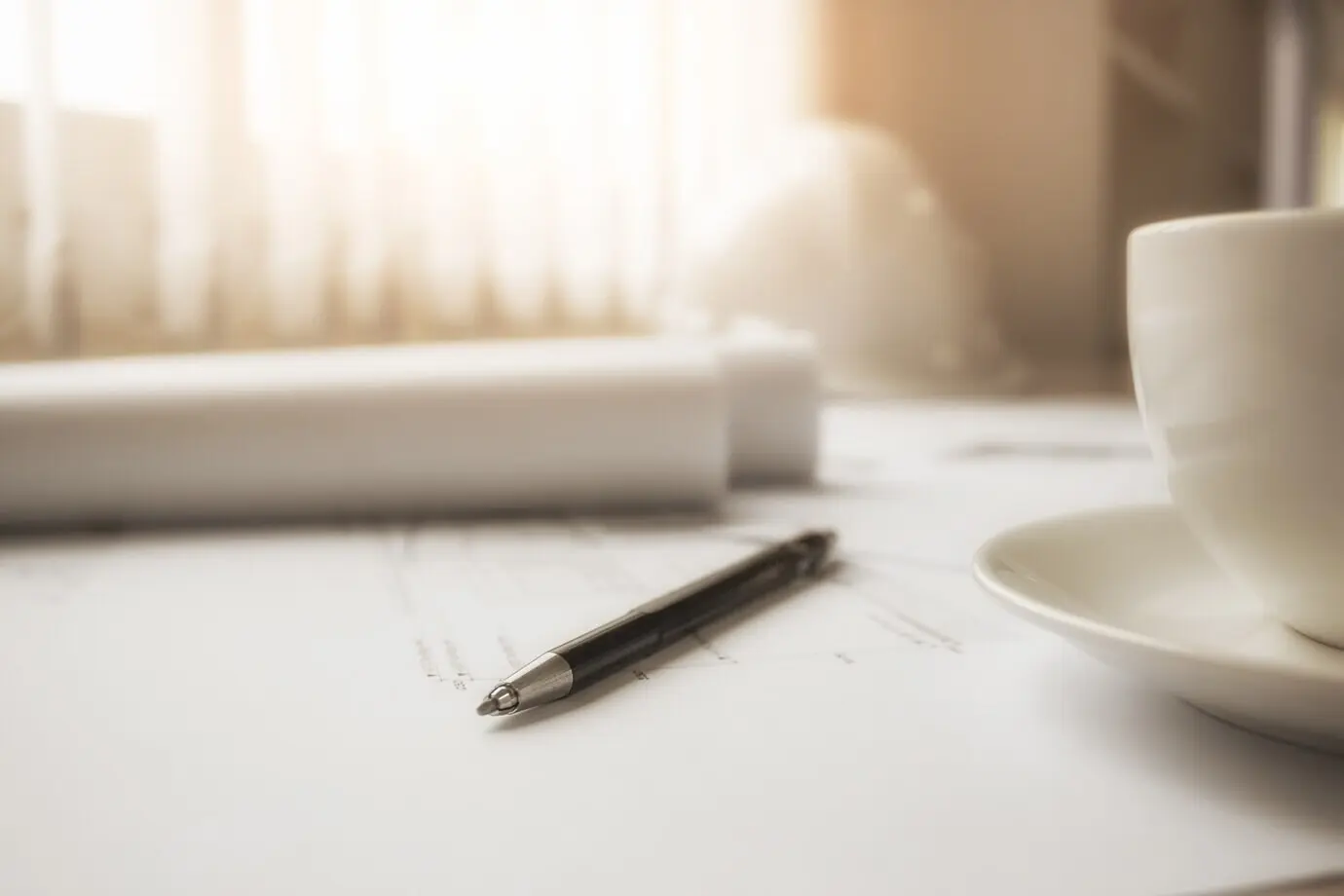 Draufsicht auf einen Arbeitsplatz mit ingenieurtechnischen Gegenständen. Baukonzept. Werkzeuge des Ingenieurwesens. Retro-Filtereffekt im Vintage-Ton, weicher Fokus (selektive Fokussierung).