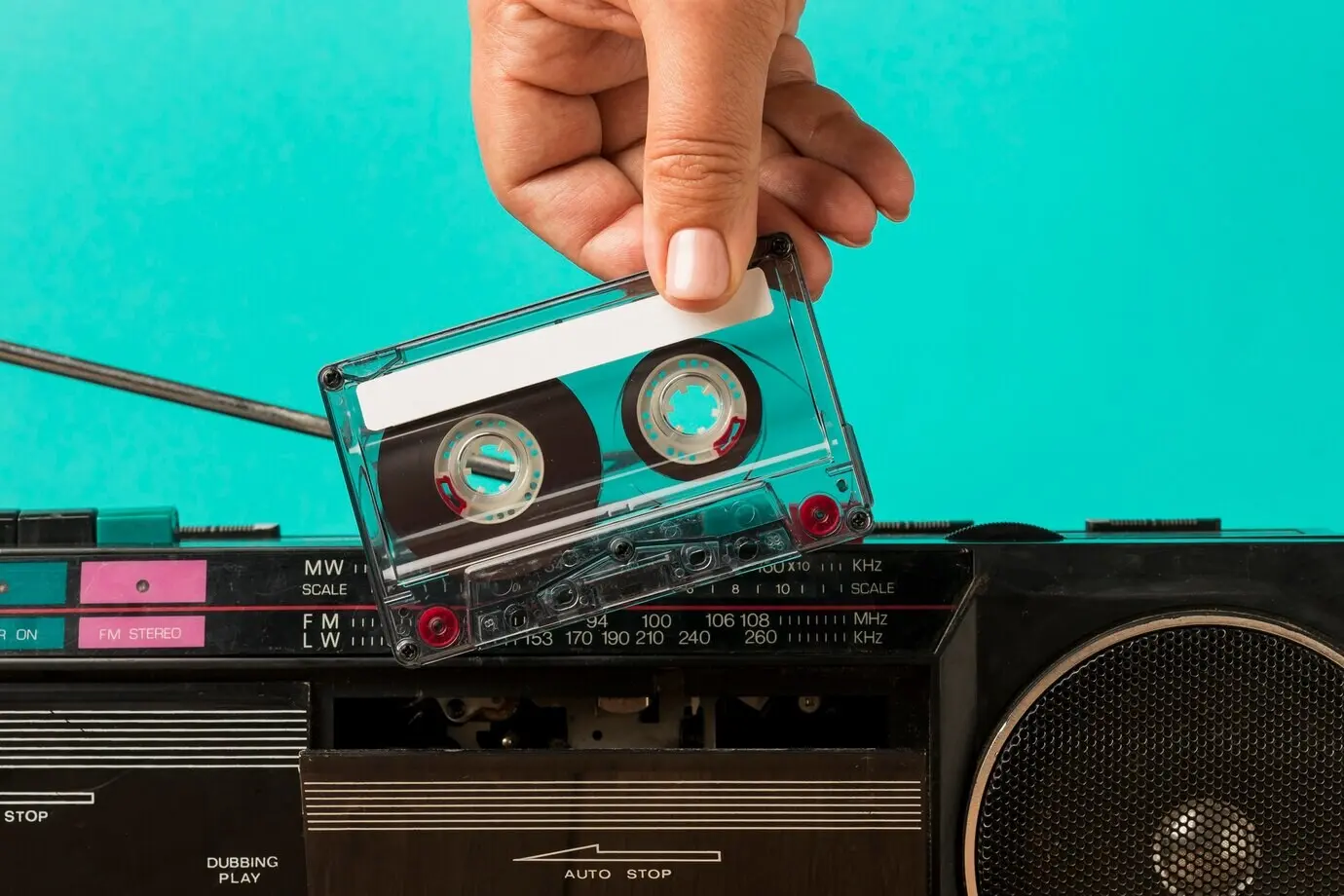 Ein Band in eine Kassette einlegen.